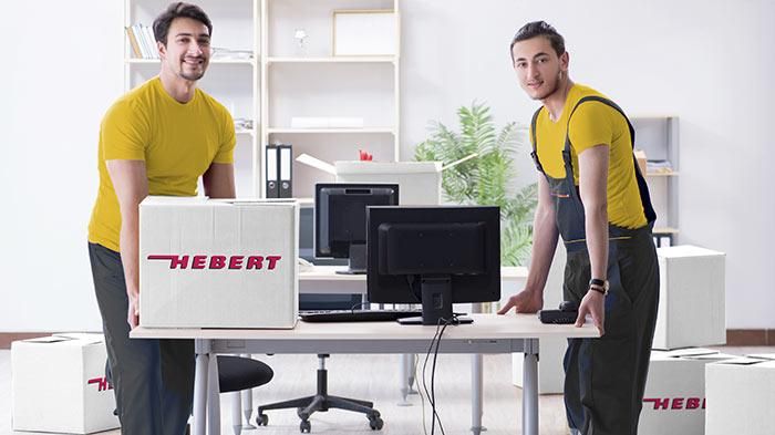 Möbelwagen vor Haus bei Umzug