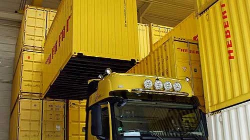 LKW im Containerlager