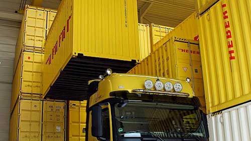 LKW im Containerlager