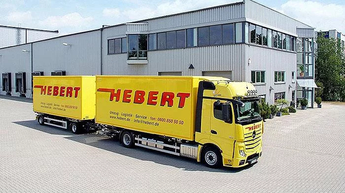 LKW vor Firmengebäude