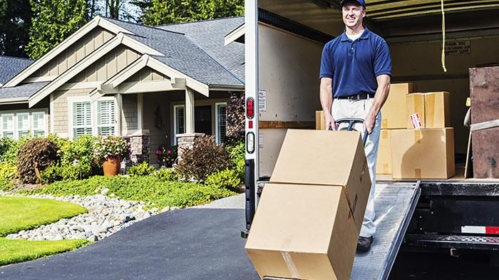 Möbelwagen vor Haus bei Umzug